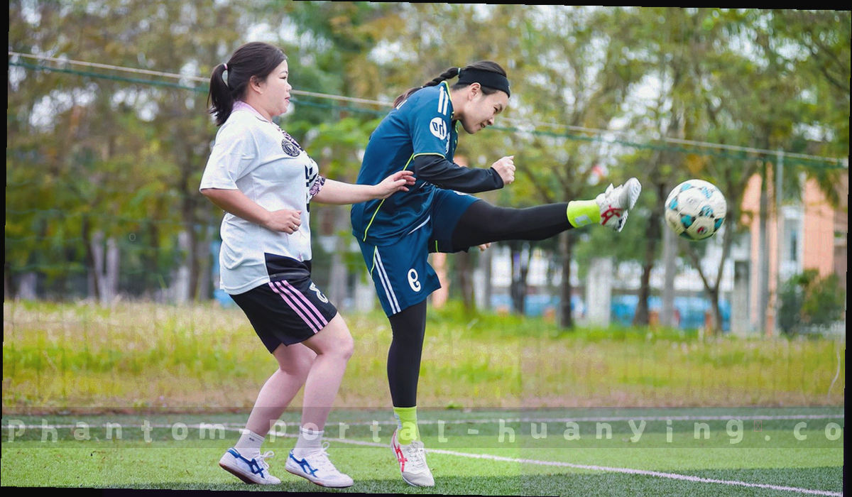 检索条件叠层与条目列表并排的抽象界面示意